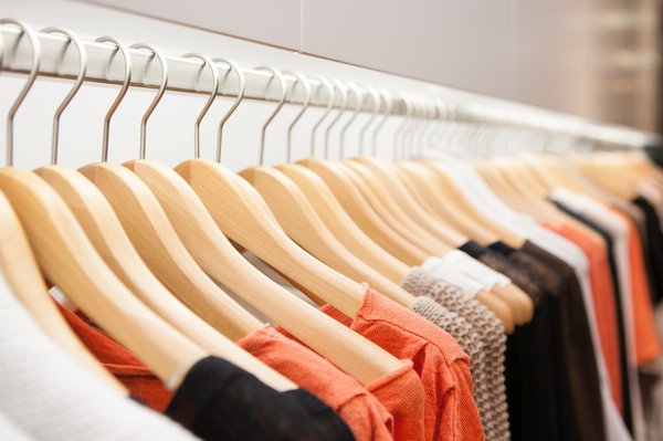Percheros de ropa: orden y elegancia para tu tienda